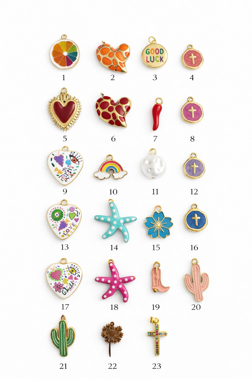 Collier personnalisé de la marque Margeli Créations avec pendentif unique en métal argenté, porté sur un fond neutre.