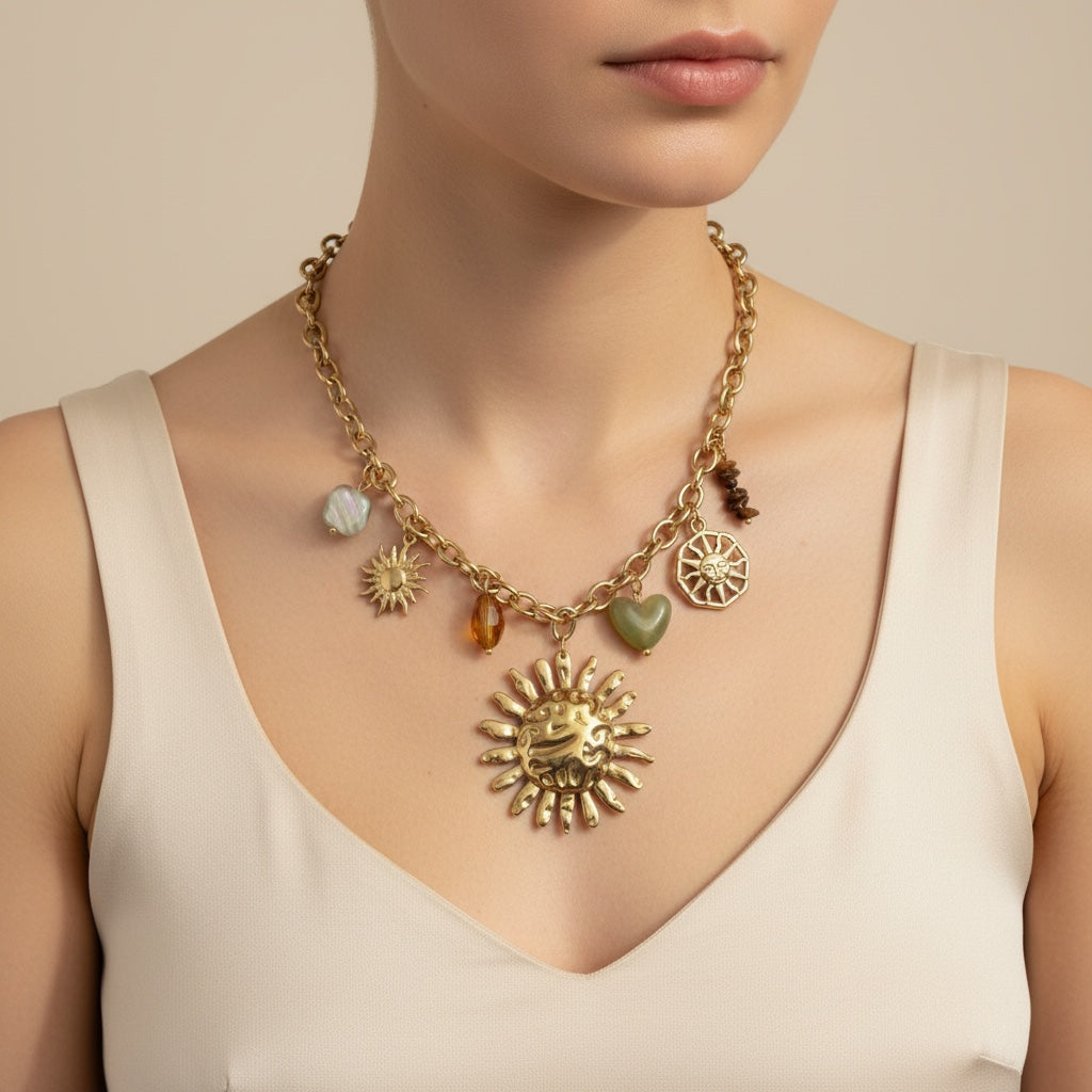 Collier MÉLIA de Margeli Créations avec pendentif en argent et pierres colorées, porté sur un fond neutre.