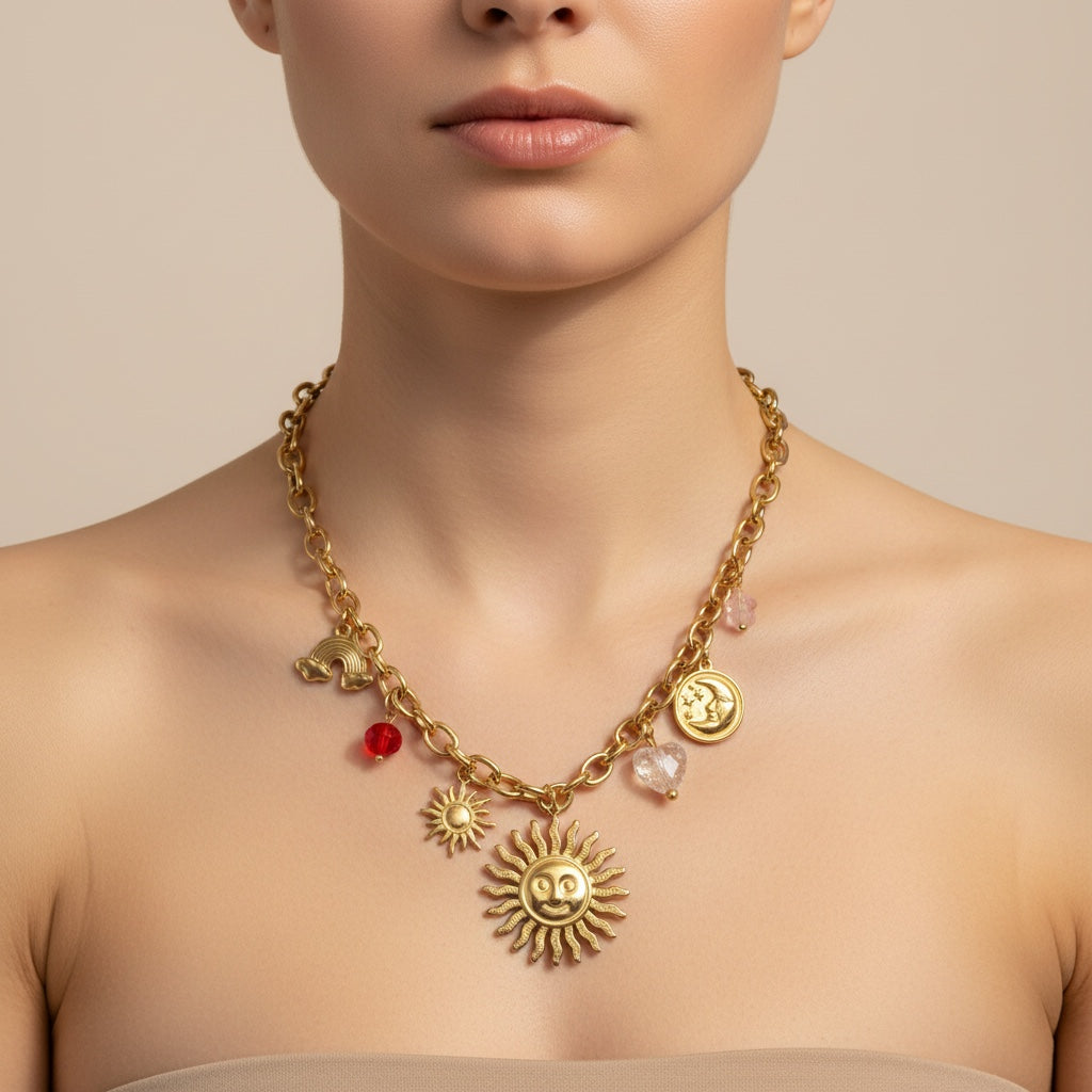 Collier ANNIE de Margeli Créations, ornement en métal argenté avec pendentif floral, porté sur un fond neutre.