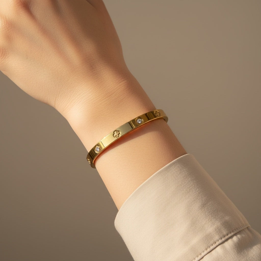 Bracelet Jenna en argent avec pierres colorées, porté sur le poignet, conçu par Margeli Créations.