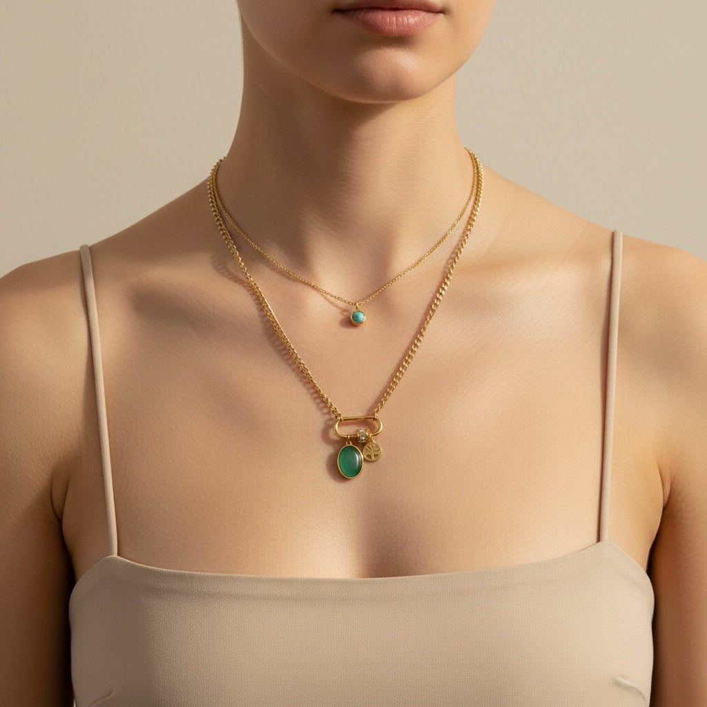 Collier LINA de Margeli, en métal orné de charmants détails, porté sur un fond neutre.