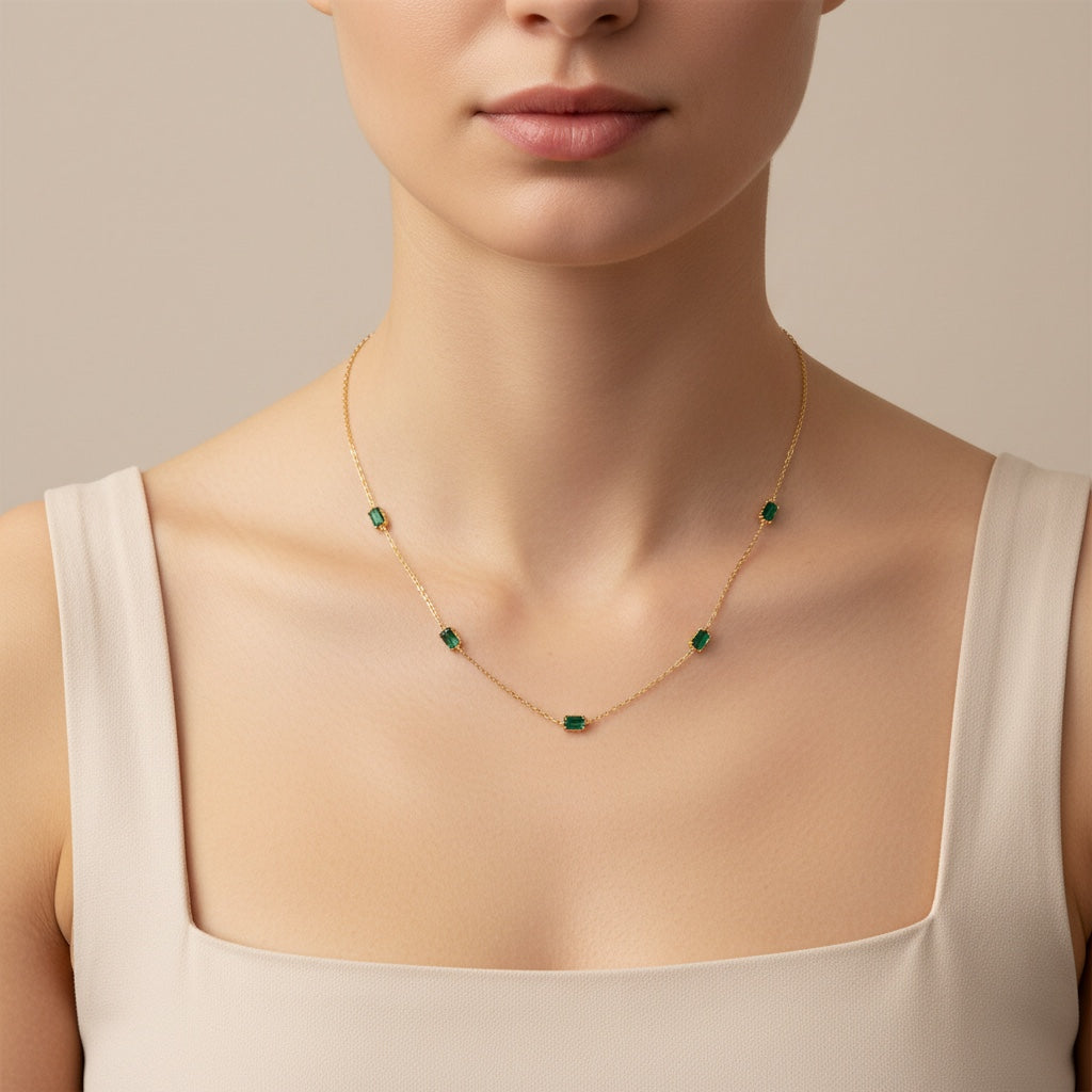 Collier SARAH de la marque Margeli, avec pendentif en argent et perles, porté sur une mannequin.