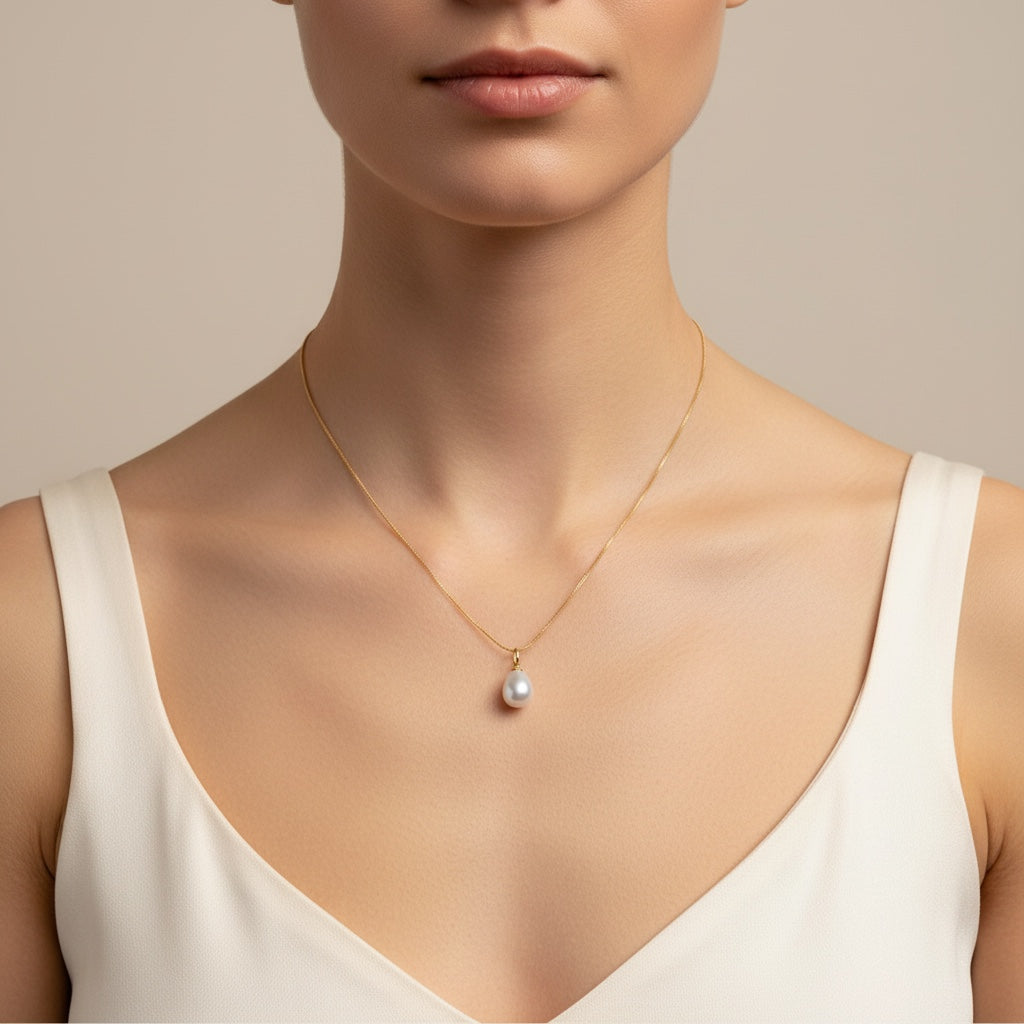 Collier Laura de Margeli avec pendentif en métal argenté et détails délicats, porté sur un fond neutre.