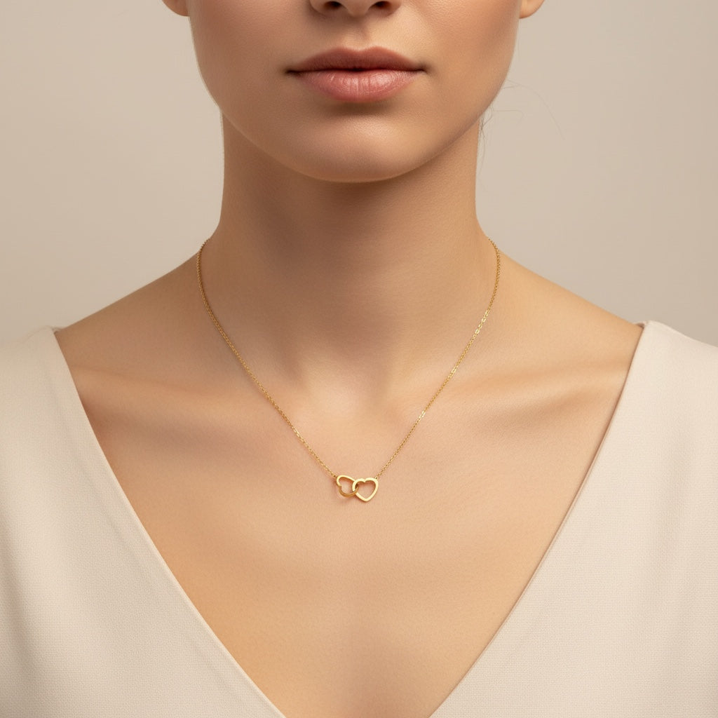 Collier LILIYA de Margeli, orné de pendentifs délicats, posé sur un fond neutre, mettant en valeur le design élégant et raffiné.