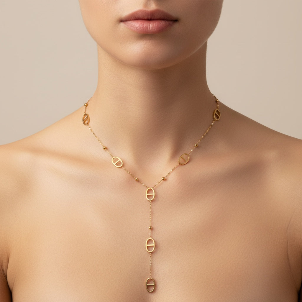 Collier LILA de Margeli avec pendentif en argent et pierres colorées, porté sur un fond neutre.