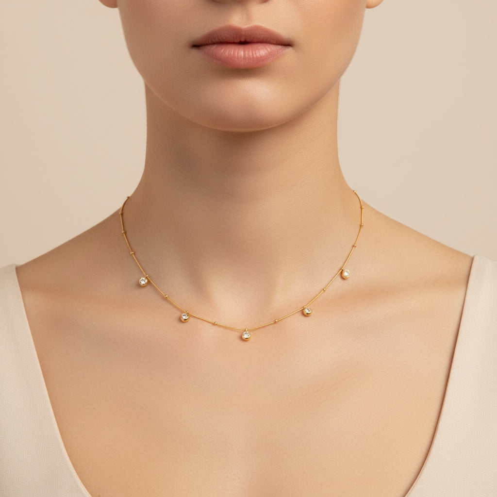Collier ESTHER de Margeli avec pendentif en argent, porté sur un fond neutre, mettant en valeur le design élégant et fin du bijou.