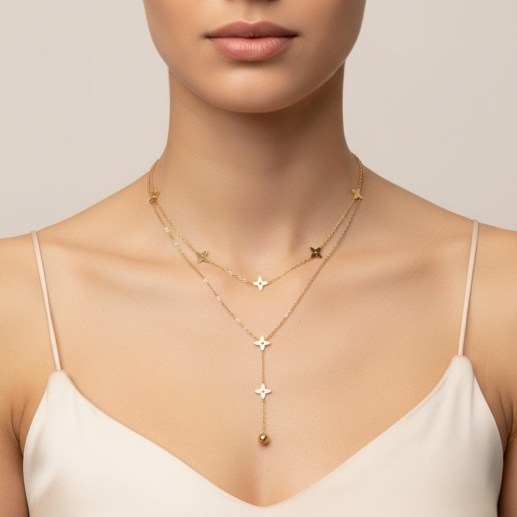 Collier CELINA de Margeli Créations avec pendentif en argent, porté sur une femme, fond blanc.