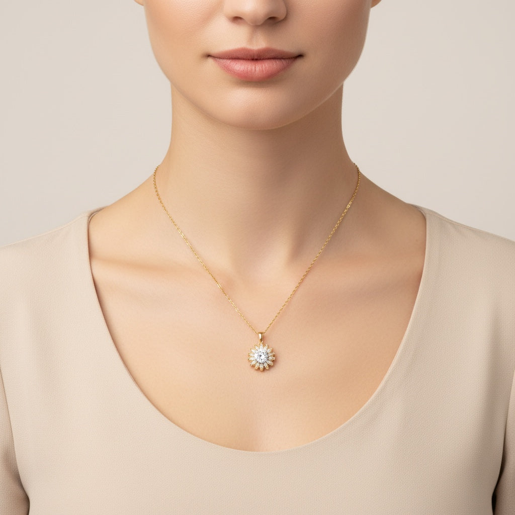 Collier Lucia de la marque Margeli avec pendentif élégant en argent, présenté sur un fond neutre.