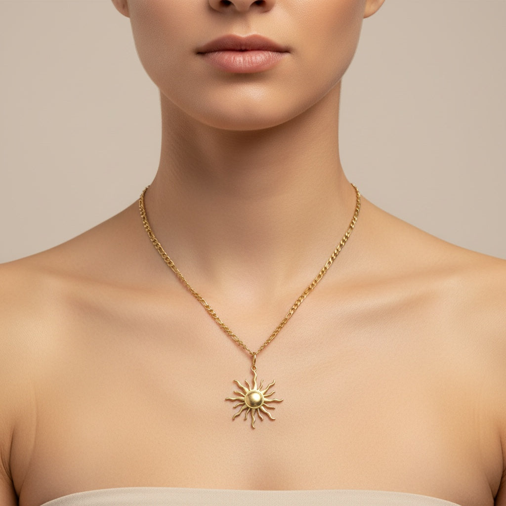 Collier Luna de Margeli avec pendentif en argent et perles, porté sur un fond neutre, mettant en valeur le bijou élégant.