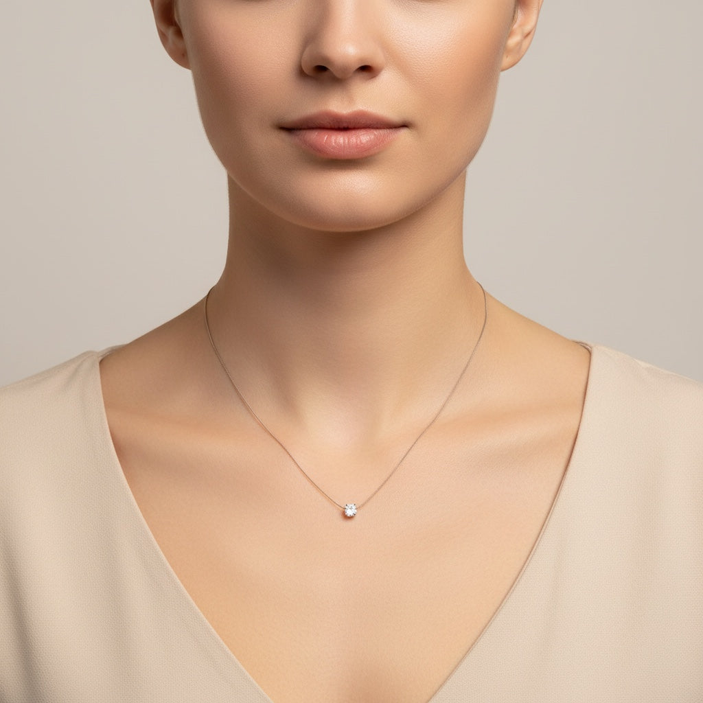 Collier Maria de la marque Margeli avec pendentif élégant en argent, porté sur un fond neutre.