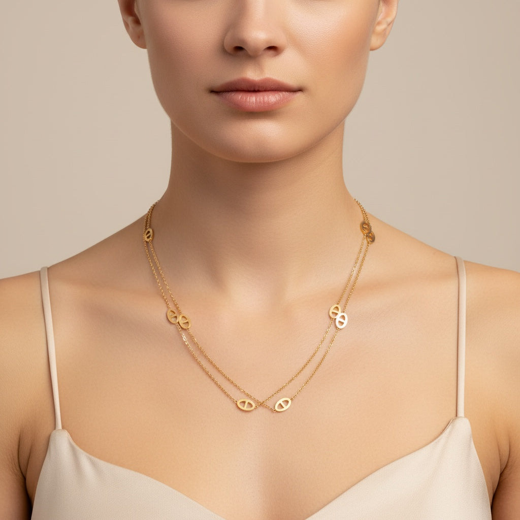 Collier Constance de Margeli avec pendentif en argent et perles, porté sur un fond neutre.