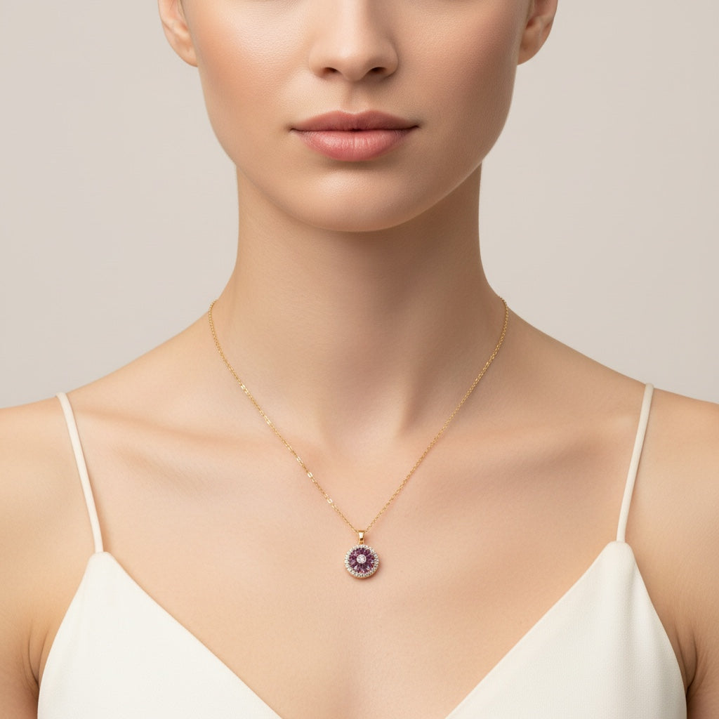Collier Maelle de Margeli avec pendentif en argent, porté sur un fond blanc, mettant en valeur le design élégant du bijou.