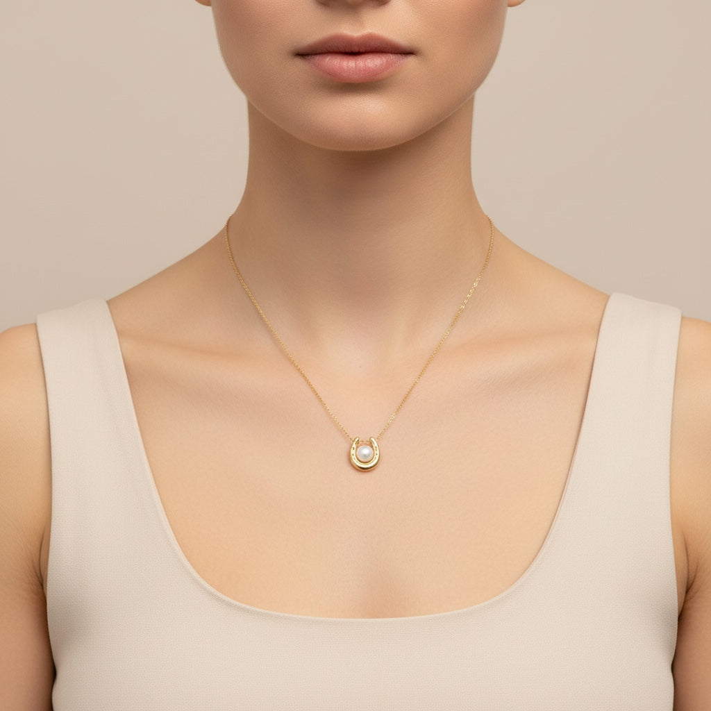 Collier Victoria de Margeli avec pendentif élégant en argent, porté sur un fond neutre.